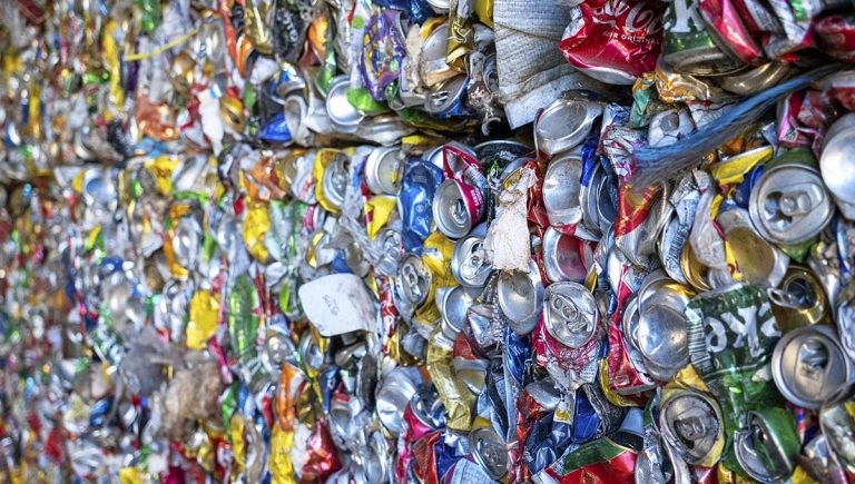 resíduos reccilaveis, latas de alumínios prenssadas para reciclagem.